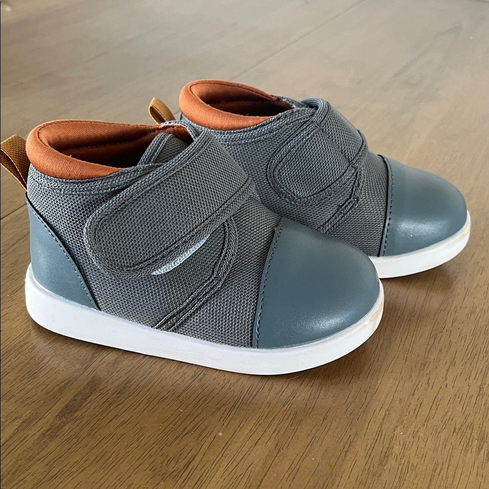 Ikiki squeaky toddler shoes, size 7, grey
